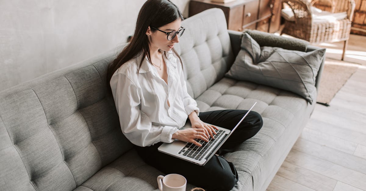 Common Problems Faced with 2-in-1 Laptop Screens and Solutions
